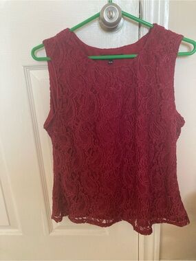 Lace Sleeveless Shell Top in Burgundy
